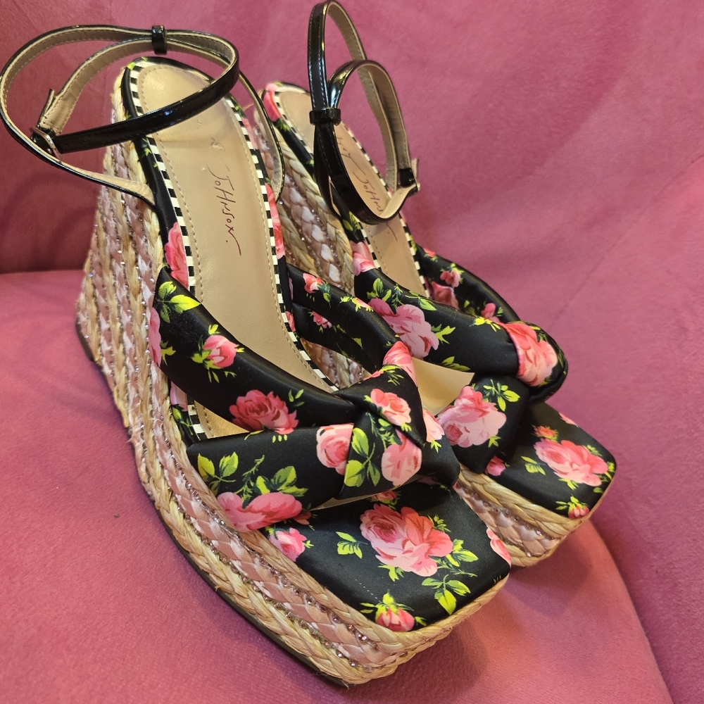 ●$30●TODAY ONLY!! Betsey Johnson Black and Pink Wedge Shoes - Picture 2 of 16